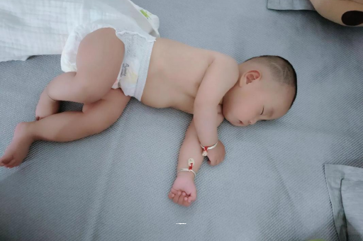借卵生子咨询几个月宝宝会抬头